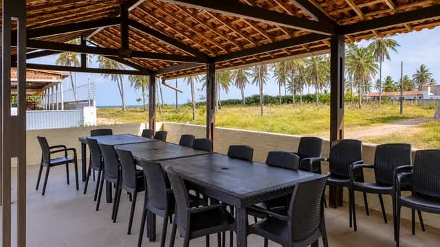Área gourmet coberta com mesas amplas