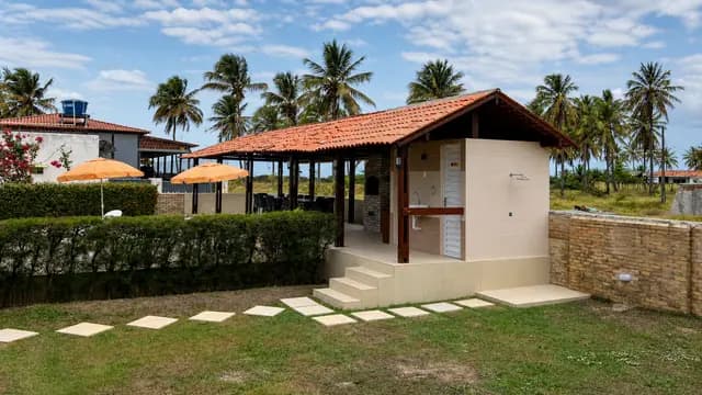 Área gramada com pequeno campo e apoio externo
