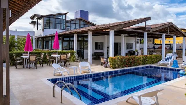 Piscina ao ar livre integrada à varanda e à área gourmet