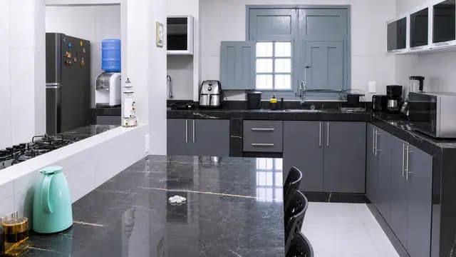 Cozinha equipada com bancada ampla