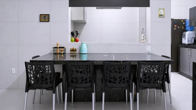 Cozinha com bancada para refeições