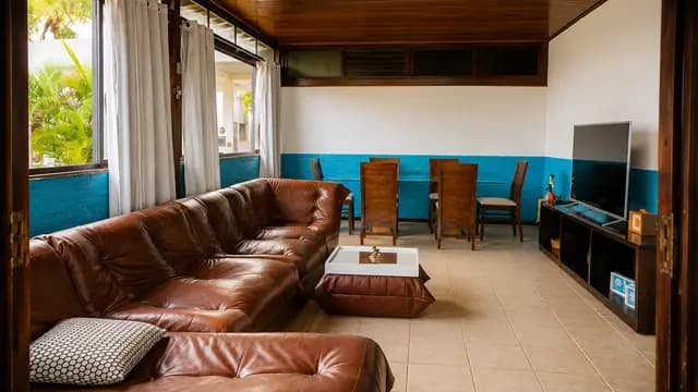 Sala de cinema com sofá amplo e televisão