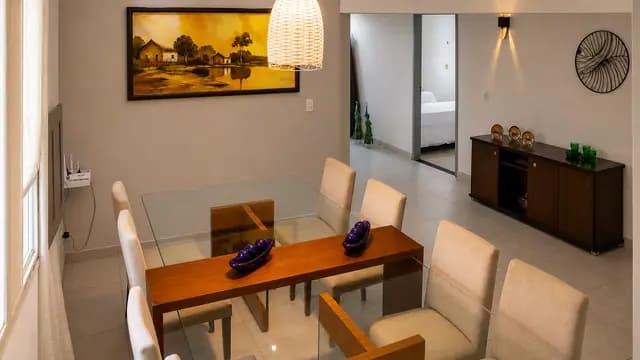 Sala de jantar integrada à circulação da casa