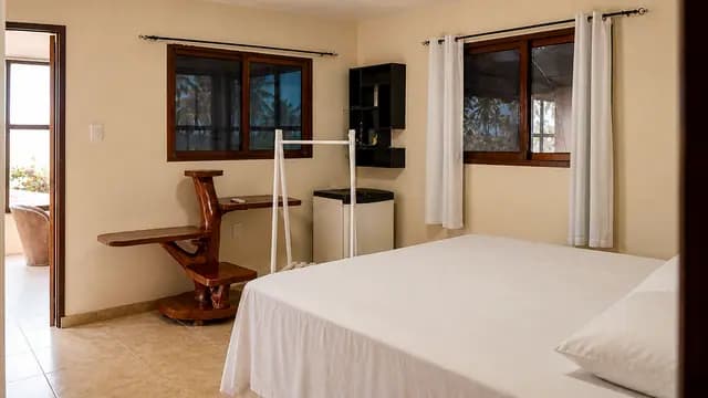 Suíte espaçosa com cama e mobiliário