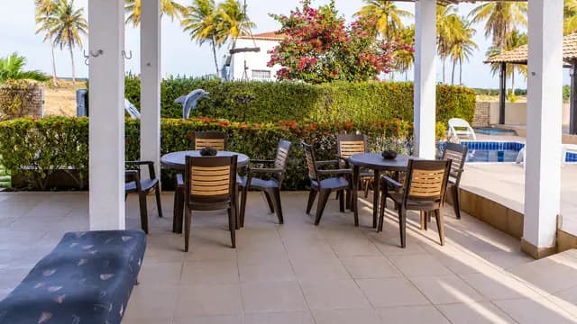 Ambiente de descanso na varanda junto à piscina