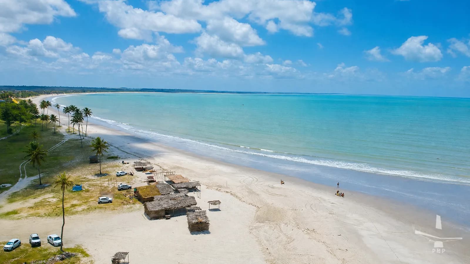 Praia de águas claras no litoral de Lucena