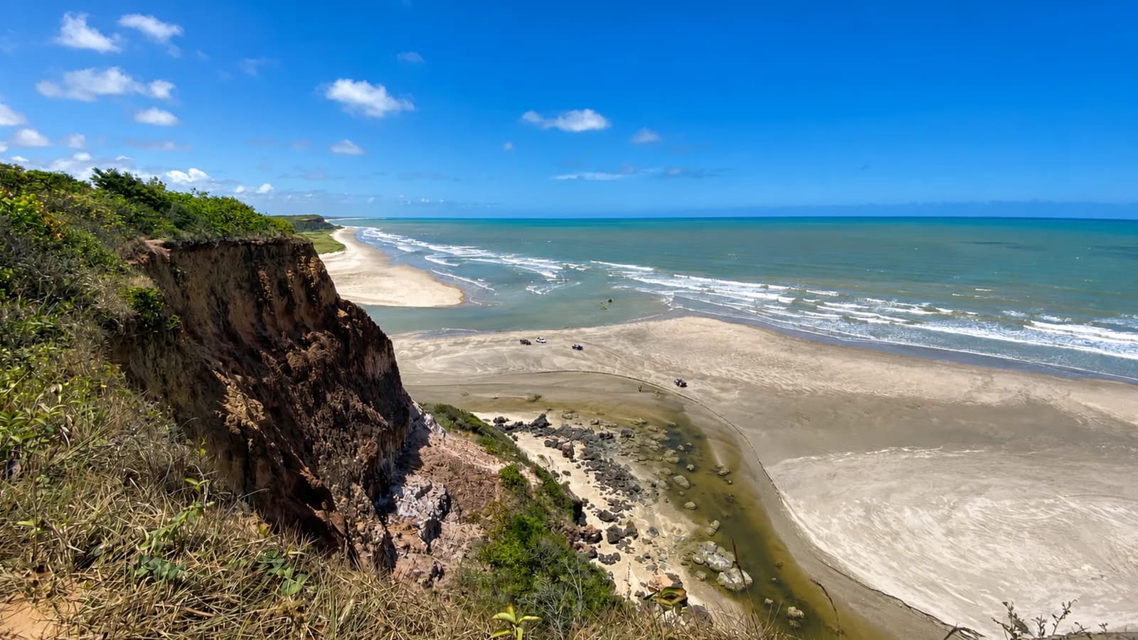 Praia e falésias na região do Rio Miriri