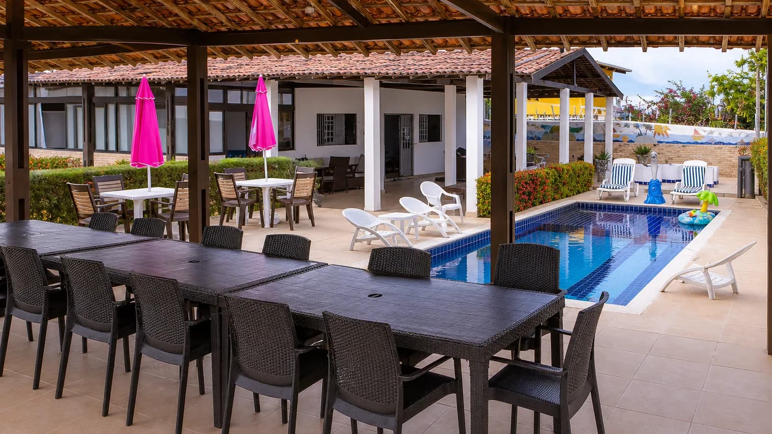 Área gourmet próxima à piscina