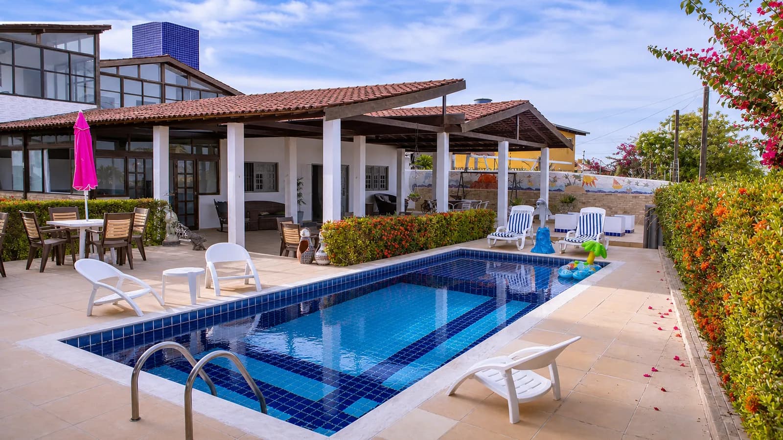 Vista ampla da piscina e dos ambientes externos