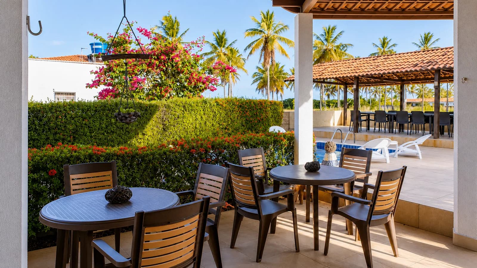 Terraço com mesa e coqueiros ao fundo